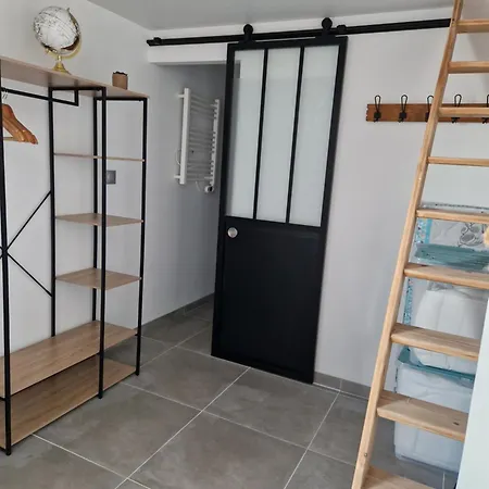 Maisonnette A 350m De La